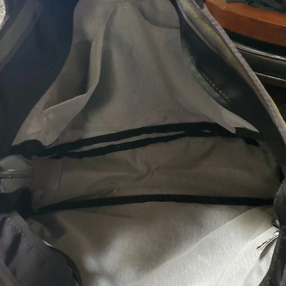 Sherpani Grey and Black Tote Bag with Sporty Design - Picture 3 of 9